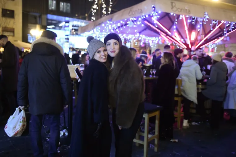 U centru Zagreba slavlje jo&scaron; traje, a boce i smeće preplavili ulice