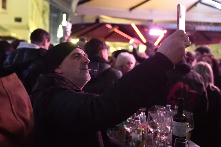 U centru Zagreba slavlje jo&scaron; traje, a boce i smeće preplavili ulice