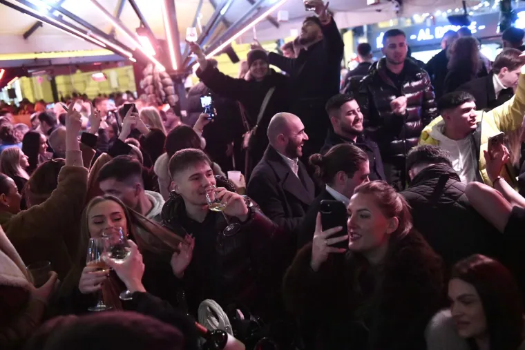 U centru Zagreba slavlje jo&scaron; traje, a boce i smeće preplavili ulice