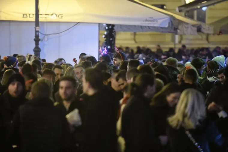 U centru Zagreba slavlje jo&scaron; traje, a boce i smeće preplavili ulice