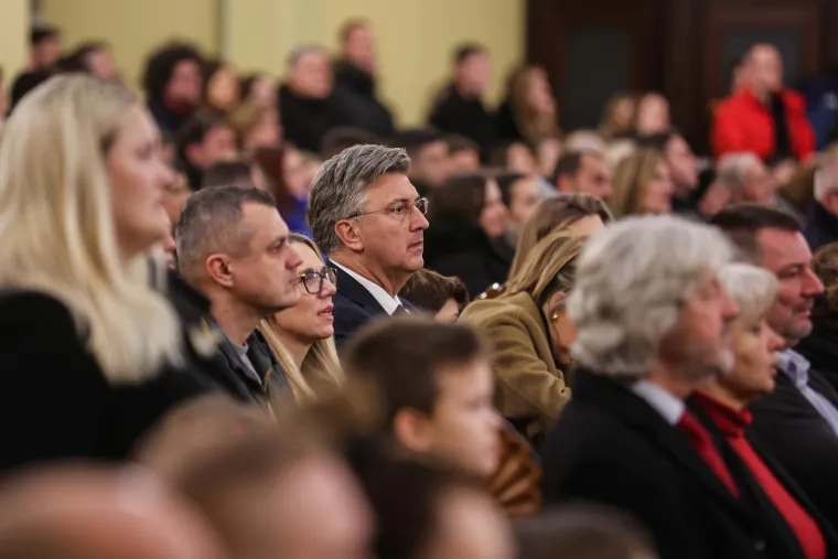 Plenković i supruga Ana Maslać snimljeni na misi