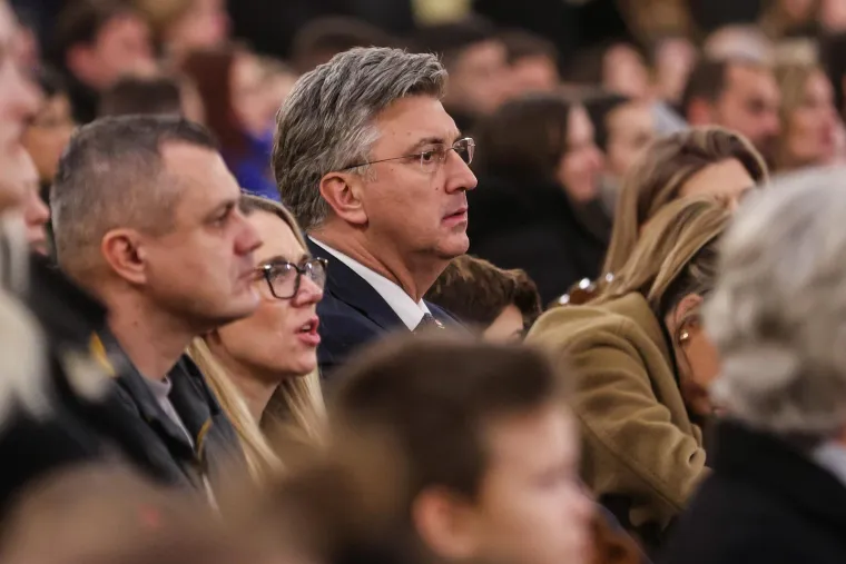 Plenković i supruga Ana Maslać snimljeni na misi