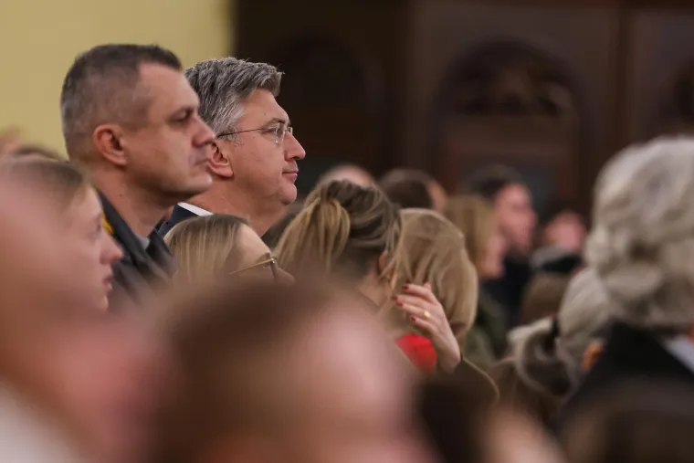 Plenković i supruga Ana Maslać snimljeni na misi