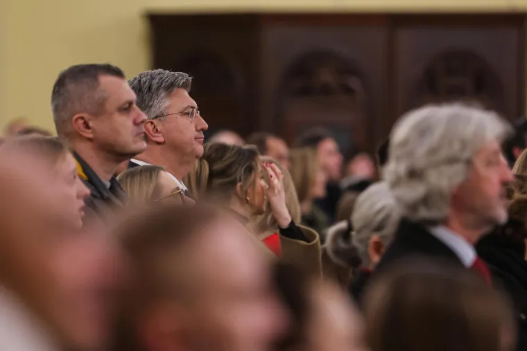 Plenković i supruga Ana Maslać snimljeni na misi