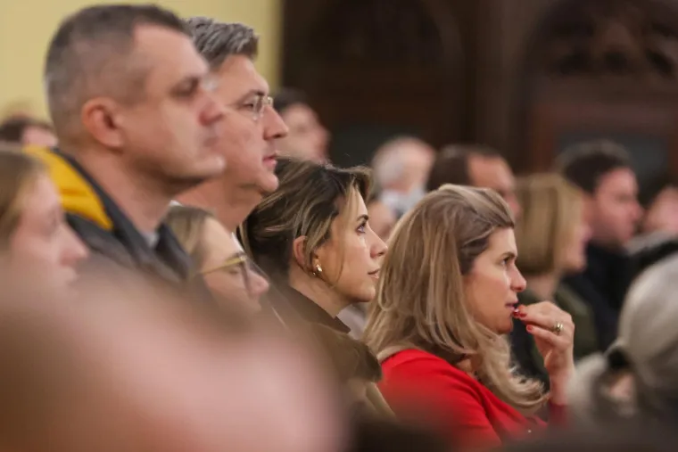 Plenković i supruga Ana Maslać snimljeni na misi