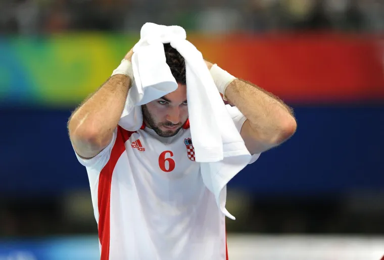 22. 08. 2008., Peking, Kina - Olimpijske igre 2008. Polufinale rukometnog turnira, utakmica Hrvatska - Francuska. Završilo je rezultatom 23-25. Červarovu društvu to je bilo osmo veliko natjecanje zaredom i sedmo polufinale. U riznici imaju olimpijsko i svjetsko zlato, te svjetsko i europsko srebro. Blazenko Lacković. 