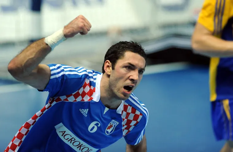 22.01.2009., dvorana Spaladium Arena - Split, Hrvatska - Na Svjetskom prvenstvu u rukometu odigrana je utakmica 5. kola skupine B između reprezentacija Hrvatske i Švedske. I jedna i druga reprezentacija do ovog susreta je neporažena. Blaženko Lacković