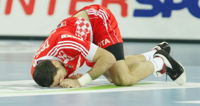 01.02.2009., dvorana Arena, Zagreb, Hrvatska - Hrvatska i Francuska odigrale su na Svjetskom prvenstvu u rukometu finalnu utakmicu za zlatnu medalju. Hrvatska je izgubila i bio je to jedini na&scaron; poraz na turniru. S Francuskom je Hrvatska igrala jedno finale i to 1995. na Islandu koje je izgubila. Blaženko Lacković je dobio nezgodan udarac, Francuzi su ga tukli. Igrali su Karabatić i ekipa žestoku obranu koja ih je dovela do zlata usred Zagreba. 