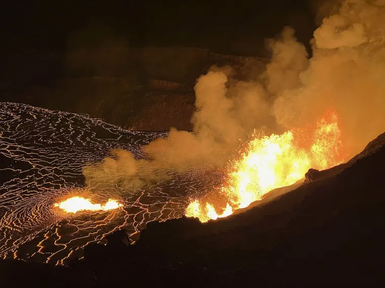Erupcija vulkana Kilauea na Velikom otoku Havaja zadržala se unutar vršnog kratera planine, smještenog u Nacionalnom parku vulkana Havaja. Niti jedna kuća nije bila ugrožena.