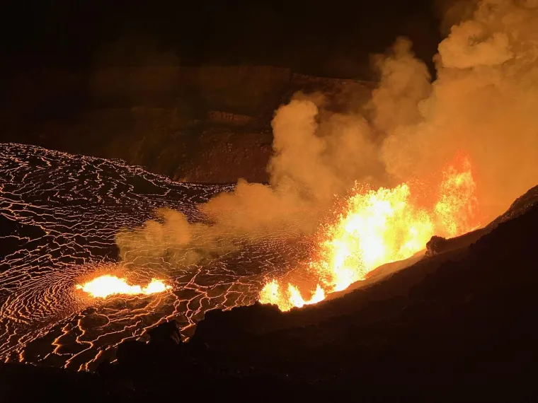 Moćni prizori erupcije vulkana na Badnjak ostavljaju bez daha