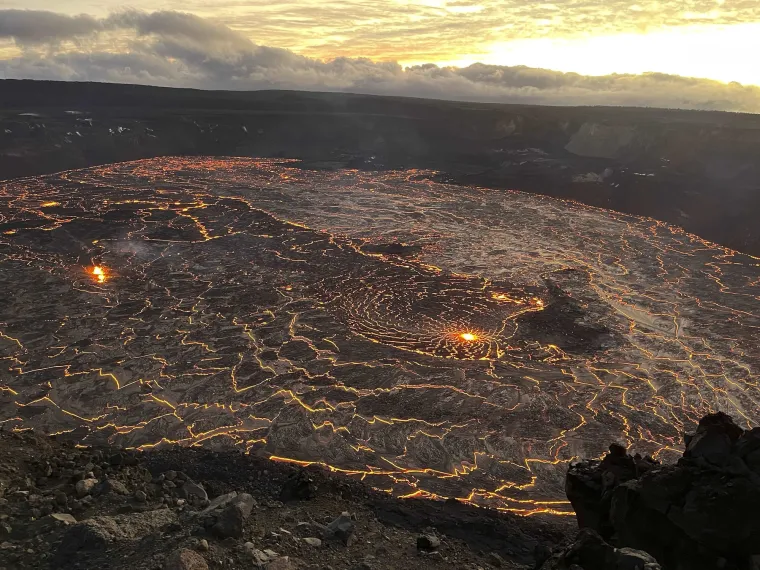 Moćni prizori erupcije vulkana na Badnjak ostavljaju bez daha