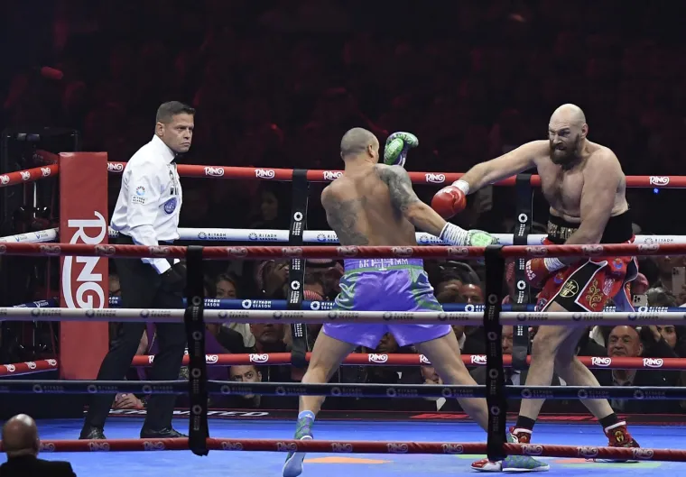 Fury je bio kondicijski manje spremniji od Ukrajinca i to se posebice vidjelo u zadnjim rundama borbe. Morao je podići intenzitet, morao je više micati noge, morao &apos;finiširati&apos; Usyka, to su bili uvjeti koji bi ga odveli do pobjede međutim nije u tome uspio. 