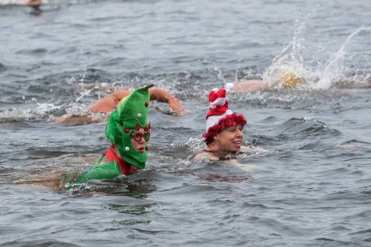 Članovi plivačkog kluba Serpentine sudjelovali su na utrci Peter Pan Cup koja se svakog Božića održava u središtu Londona.