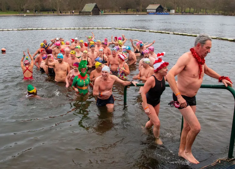 Pogledajte kako izgleda spektakularno božićno kupanje u ledenim vodama: Bitno je imati crvenu kapicu