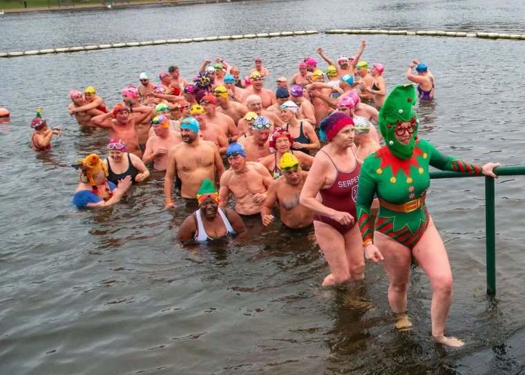 Pogledajte kako izgleda spektakularno božićno kupanje u ledenim vodama: Bitno je imati crvenu kapicu