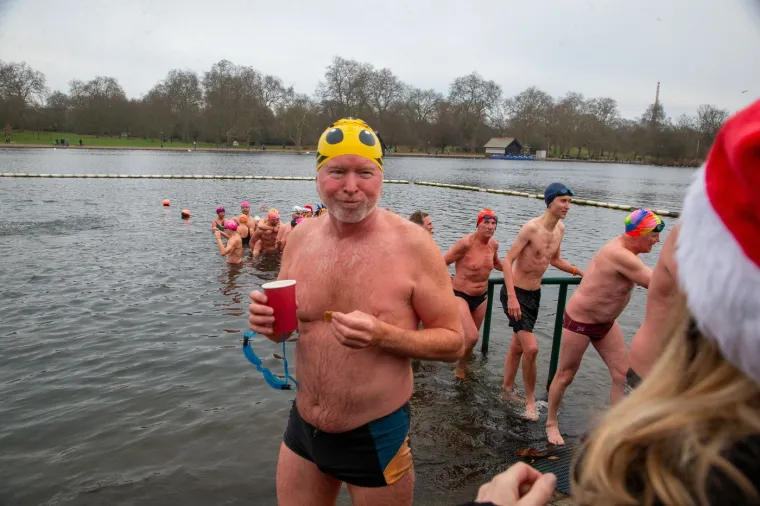 Pogledajte kako izgleda spektakularno božićno kupanje u ledenim vodama: Bitno je imati crvenu kapicu