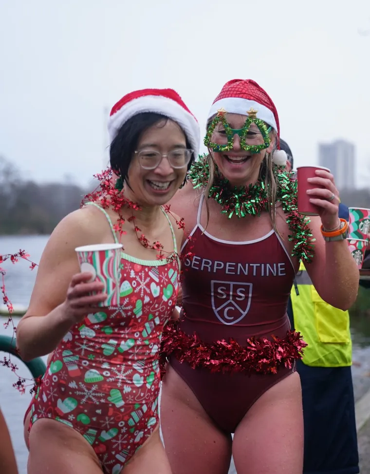 Pogledajte kako izgleda spektakularno božićno kupanje u ledenim vodama: Bitno je imati crvenu kapicu