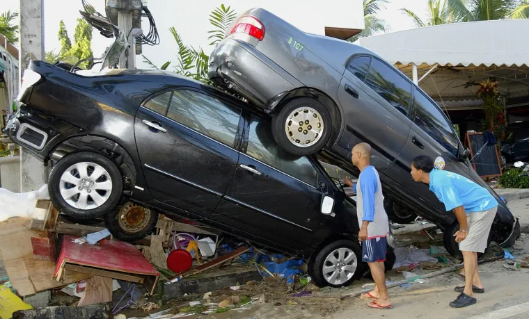 Tsunami je izazvao potres magnitude 9,1 koji je pogodio zapadnu obalu Sjeverne Sumatre u Indoneziji u 7.59 ujutro po lokalnom vremenu 26. prosinca 2004. godine.