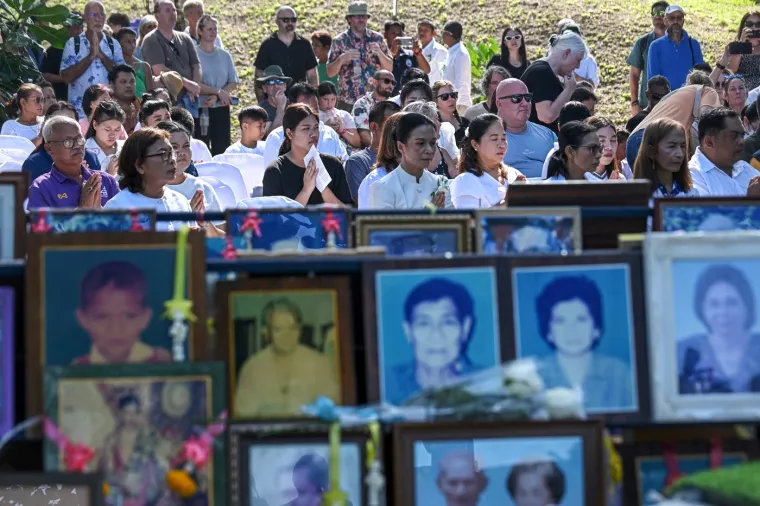 U Tajlandu, ljudi su se okupili u pokrajini Phang Nga kako bi odali počast žrtvama i onima koji su pogođeni.