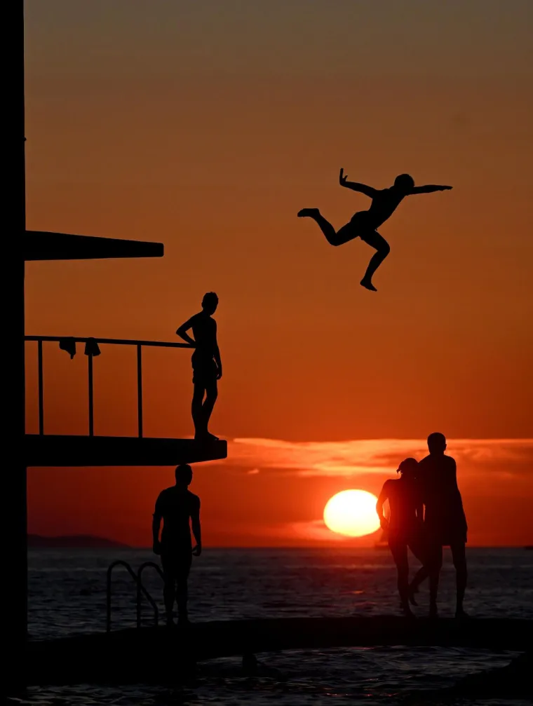 Zadar - Bijeg od velikih vrućina mnogi su potražili romantičnim skokom u more na glavnoj gradskoj plaži