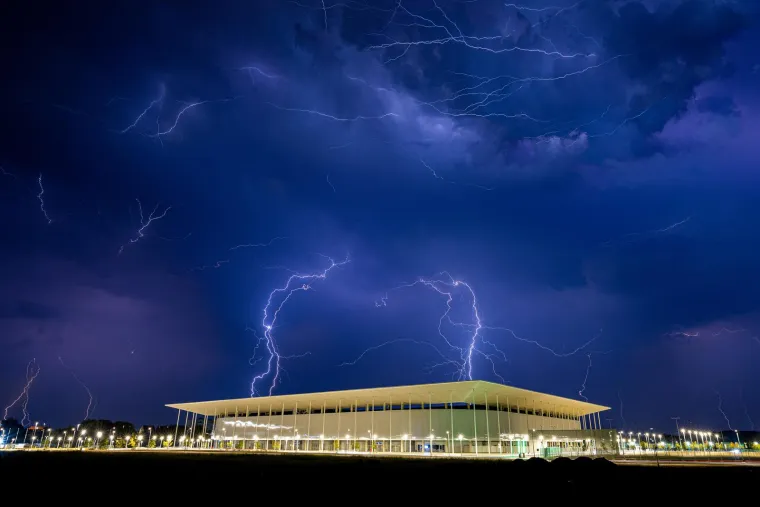  Osijek - Jako nevrijeme u popodnevnim i večernjim satima pogodilo je dijelove Slavonije, uključujujući i Osijek. 