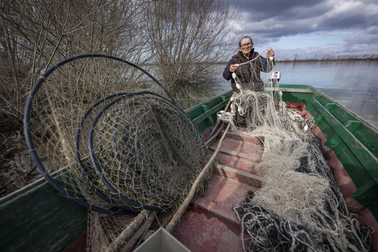 Posljednja ribarica s Dunava: Nada Francuzević (74) ne zna plivat a ide u ribu sama. Sve &scaron;to ulovi prodaje na vukovarskoj tržnici. 