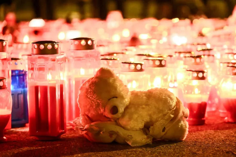 Građani pale svijeće na &scaron;kolskom igrali&scaron;tu Osnovne &scaron;kole u Zagrebu nakon napada nozem pri čemu je smrtno stradao jedan učenik, a ozlijeđeno je jo&scaron; troje učenika i učiteljica