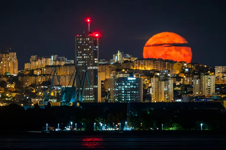 Ka&scaron;tel Luk&scaron;ić - Pogled na izlazeći Mjesec iznad Splita i zgrade Westgate