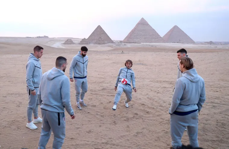 Hrvatski nogometni reprezentativci u obilasku piramida. Mateo Kovacic, Mario Pasalic, Josko Gvardiol, Luka Modric, Dominik Livakovic, Lovro Majer 