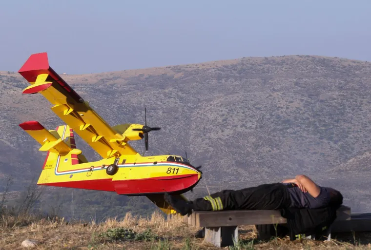 Kanaderi od sedam sati stigli u pomoc umornim vatrogascimakod Sitnog Gornjeg i natapaju teren opozaren rijekom noci.