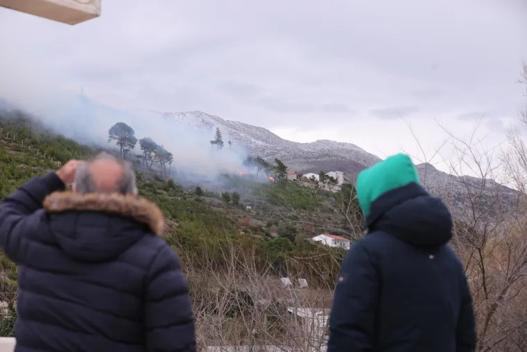 Olujna bura jako brzo širi požar prema Korešnici i prema osnovnoj školi.