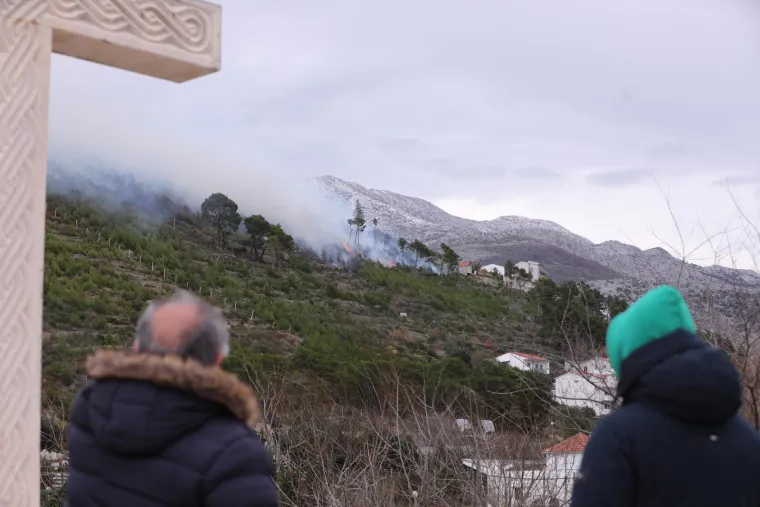 U jednom trenutku u pomoć je došao kanader, ali nije uspio pomoći u gašenju zbog loših vremenskihh uvjeta. 