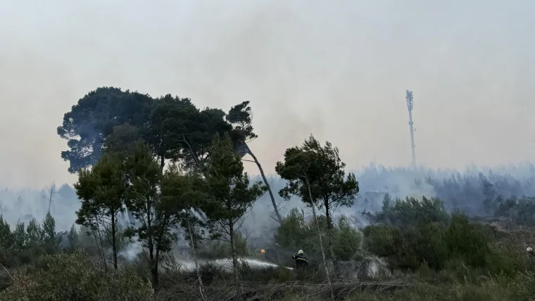 Pogledajte kako se vatra približila kućama u Žrnovnici. Stigao i kanader, ali bura je prejaka