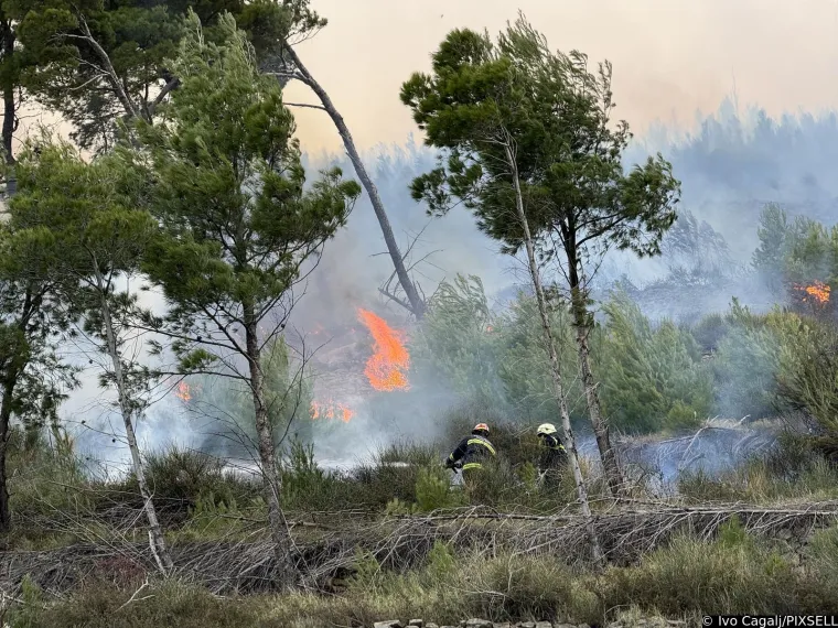 Pogledajte kako se vatra približila kućama u Žrnovnici. Stigao i kanader, ali bura je prejaka