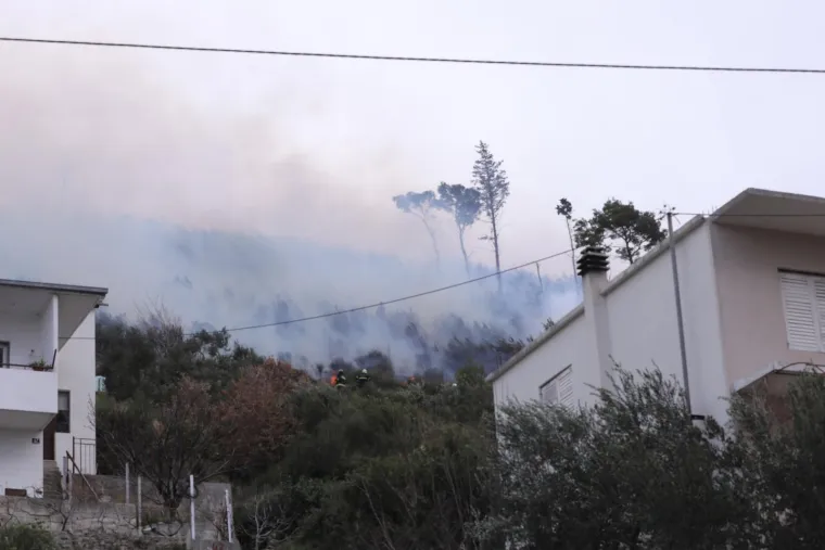 Pogledajte kako se vatra približila kućama u Žrnovnici. Stigao i kanader, ali bura je prejaka
