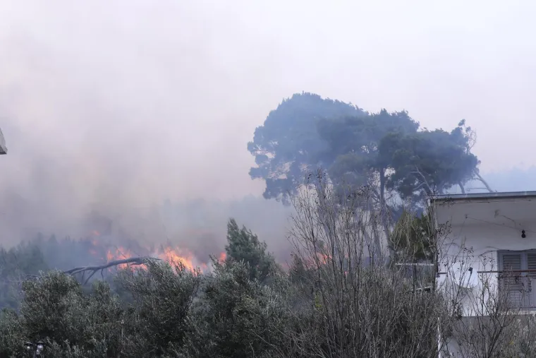 Pogledajte kako se vatra približila kućama u Žrnovnici. Stigao i kanader, ali bura je prejaka