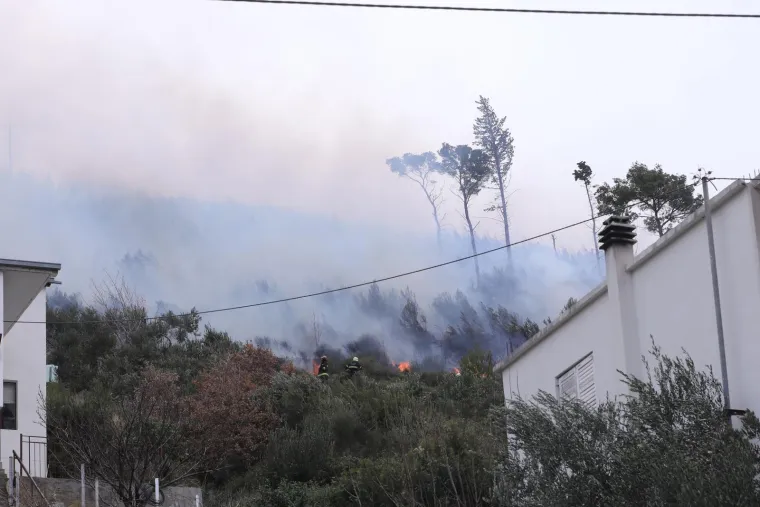 Pogledajte kako se vatra približila kućama u Žrnovnici. Stigao i kanader, ali bura je prejaka