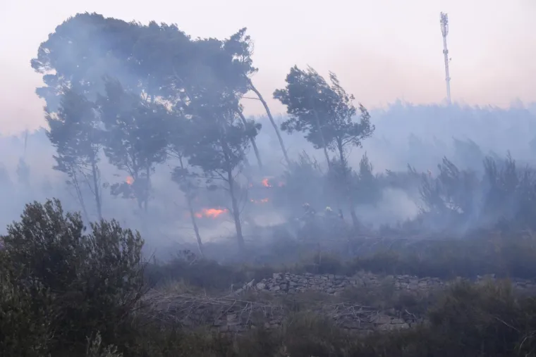 Pogledajte kako se vatra približila kućama u Žrnovnici. Stigao i kanader, ali bura je prejaka
