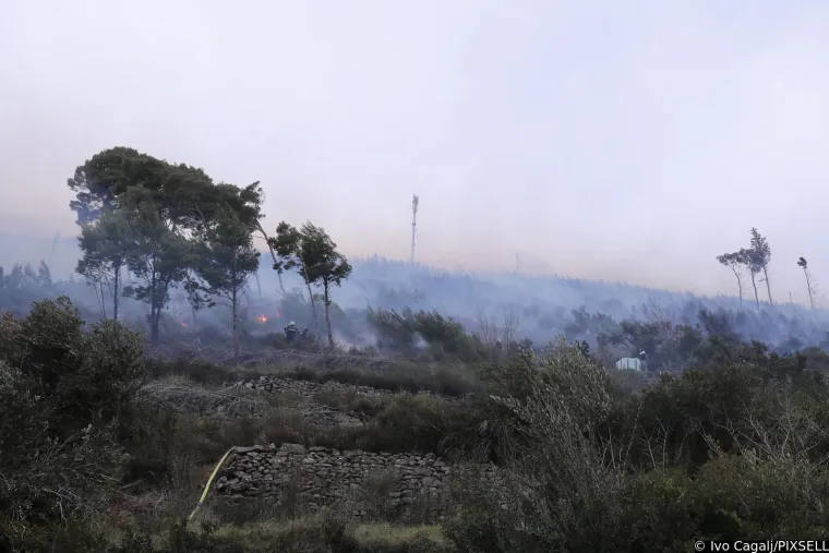 Pogledajte kako se vatra približila kućama u Žrnovnici. Stigao i kanader, ali bura je prejaka