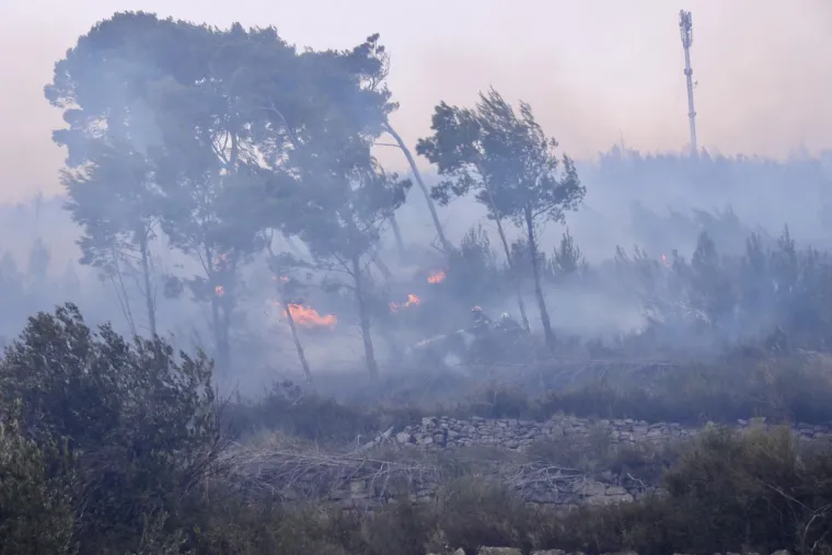 Pogledajte kako se vatra približila kućama u Žrnovnici. Stigao i kanader, ali bura je prejaka