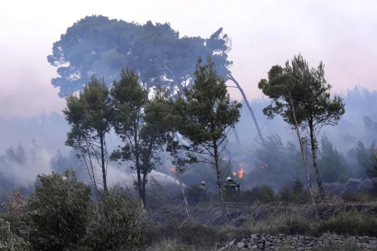 Pogledajte kako se vatra približila kućama u Žrnovnici. Stigao i kanader, ali bura je prejaka