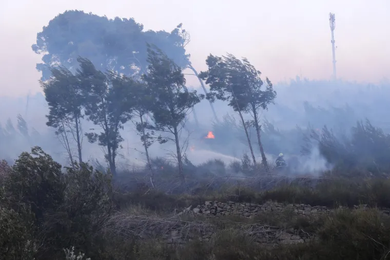 Pogledajte kako se vatra približila kućama u Žrnovnici. Stigao i kanader, ali bura je prejaka