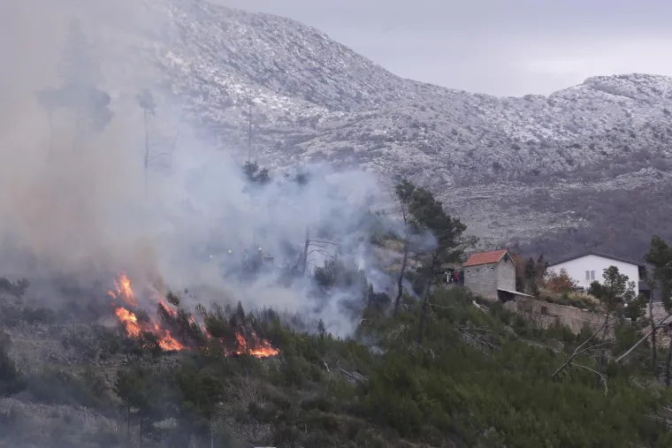 Pogledajte kako se vatra približila kućama u Žrnovnici. Stigao i kanader, ali bura je prejaka