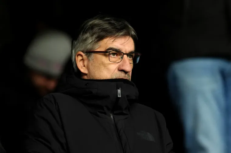 Nije za one sa slabim srcem: Slavni golman iznesen na nosilima, dobio težak udarac