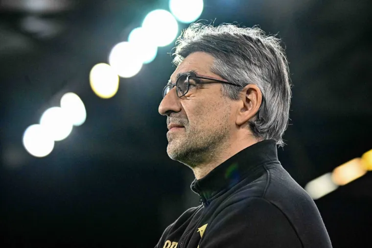 Nije za one sa slabim srcem: Slavni golman iznesen na nosilima, dobio težak udarac