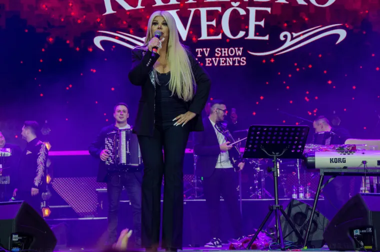 Dan nakon Božića - folk ljubitelji napunili Arenu: Pogledajte atmosferu s 'Kafanske večeri'