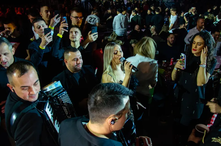 Dan nakon Božića - folk ljubitelji napunili Arenu: Pogledajte atmosferu s 'Kafanske večeri'