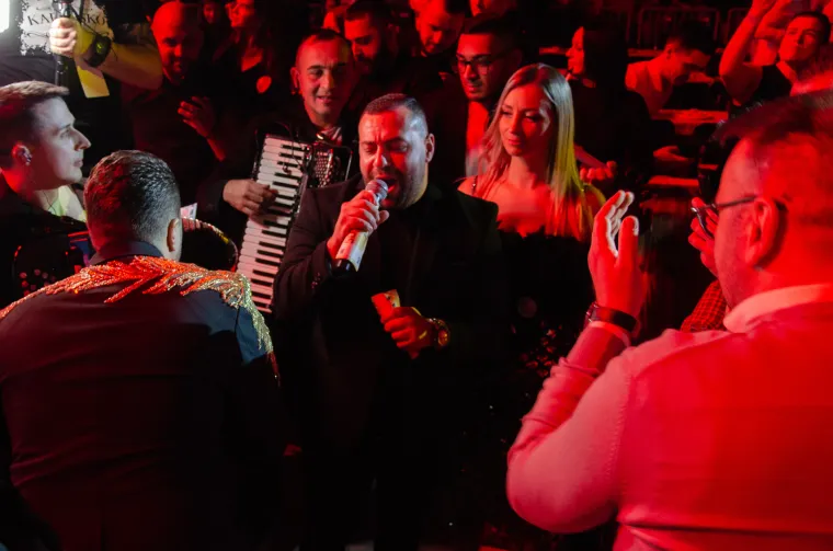 Dan nakon Božića - folk ljubitelji napunili Arenu: Pogledajte atmosferu s 'Kafanske večeri'
