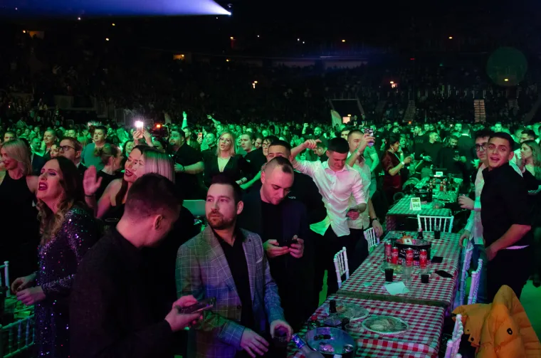 Dan nakon Božića - folk ljubitelji napunili Arenu: Pogledajte atmosferu s 'Kafanske večeri'