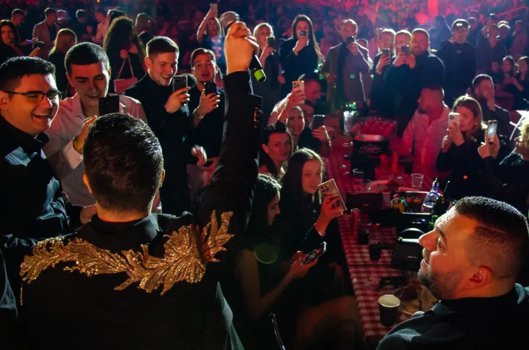 Dan nakon Božića - folk ljubitelji napunili Arenu: Pogledajte atmosferu s 'Kafanske večeri'